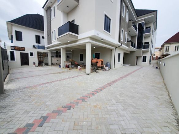 2-bedroom luxury apartment in Agungi Lekki with fitted kitchen and parking