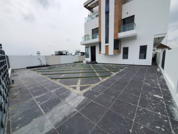 Ultra-modern 5-bedroom luxury home in Pinnock Beach Estate with sea view and swimming pool