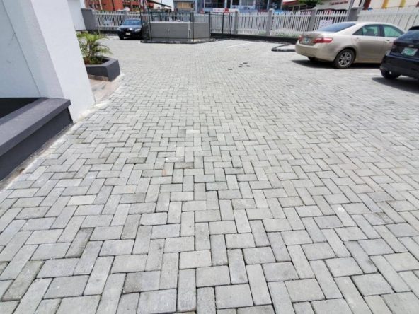 Executive office building with parking in Lekki Phase 1, Lagos