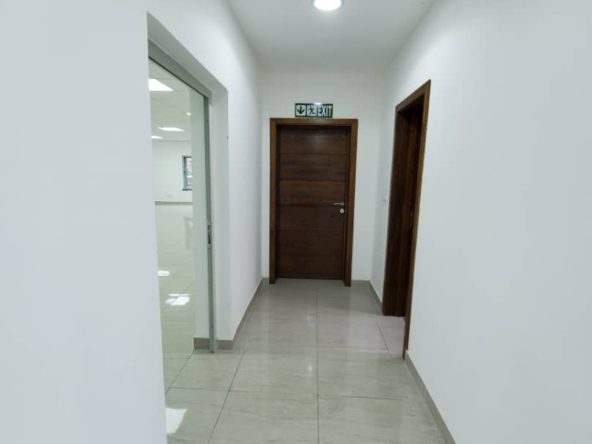 Executive office building with parking in Lekki Phase 1, Lagos