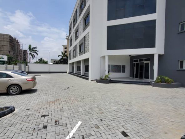 Executive office building with parking in Lekki Phase 1, Lagos