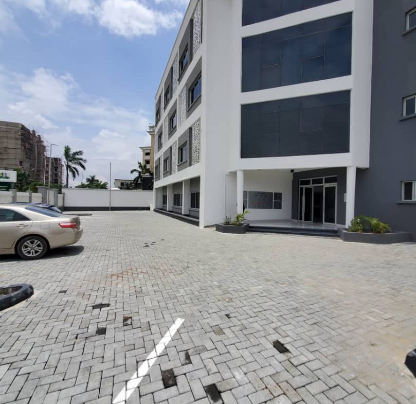 Executive office building with parking in Lekki Phase 1, Lagos