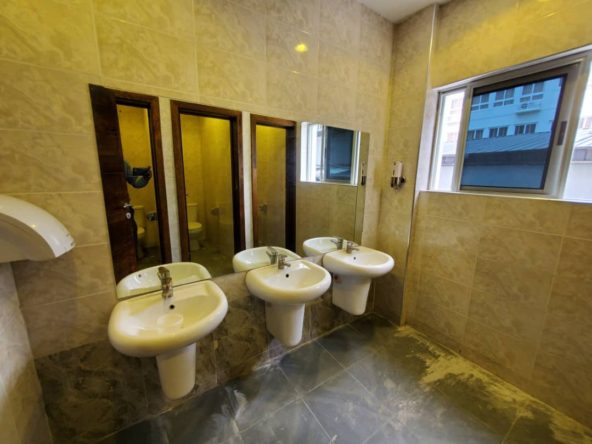 Executive office building with parking in Lekki Phase 1, Lagos